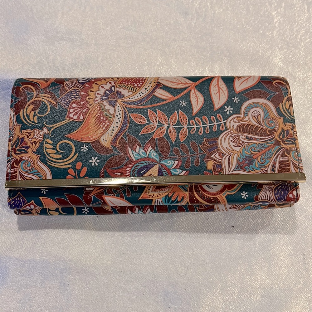 SR-Paisley 3part wallet. Clasp-closure. 2windows. Zip back-side.Gold bar front.